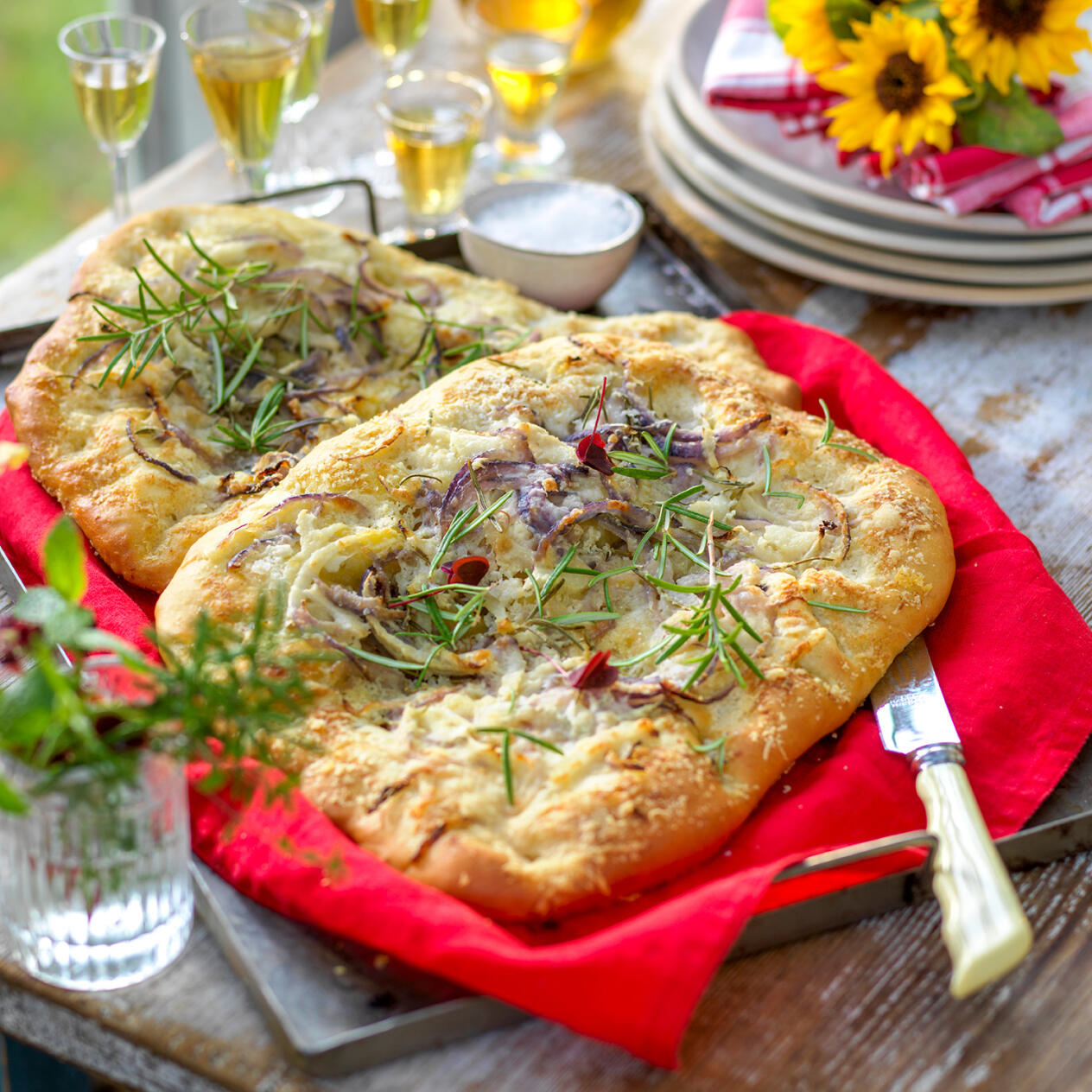 Focaccia med rödlök och fänkål