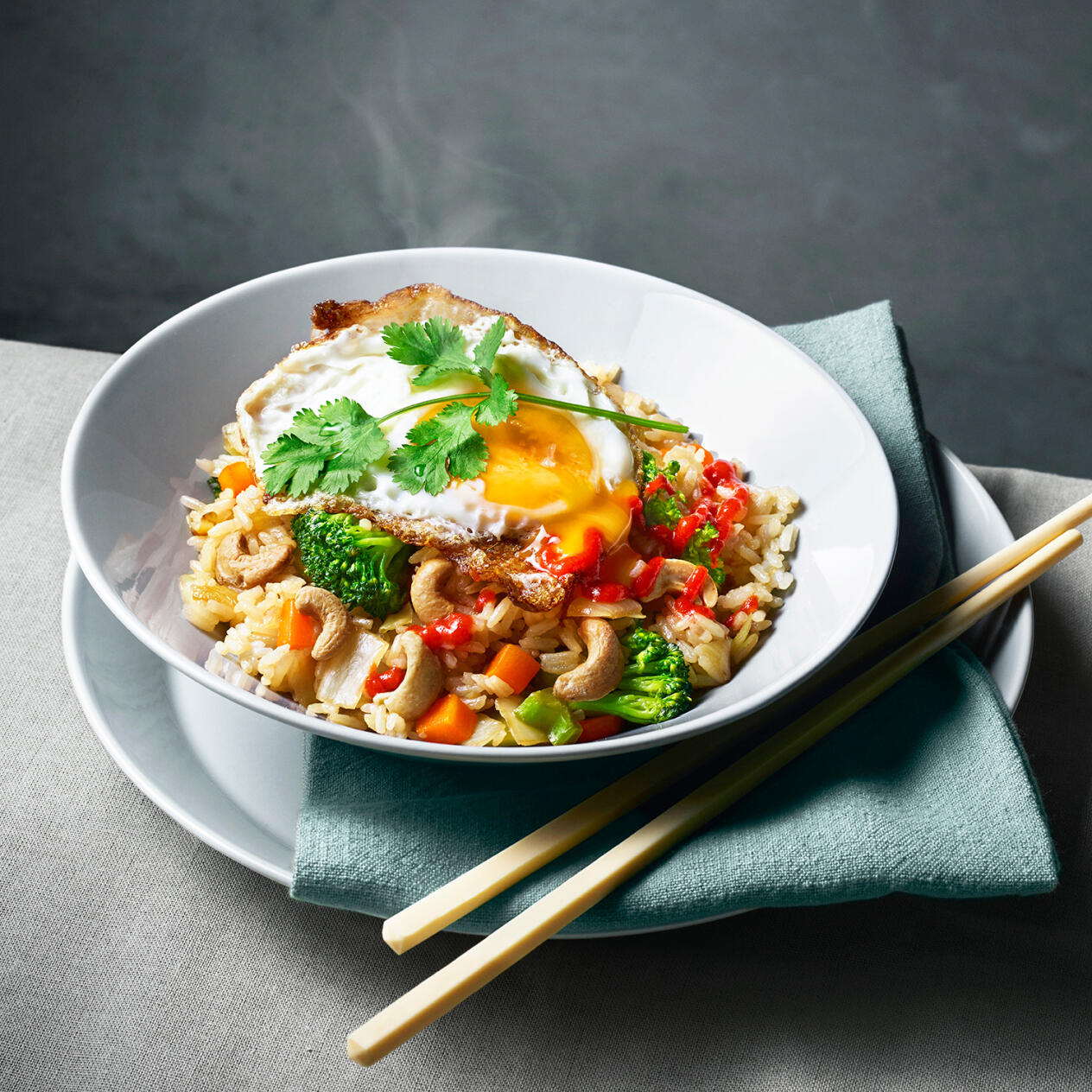 Fried rice med stekt ägg och cashewnötter