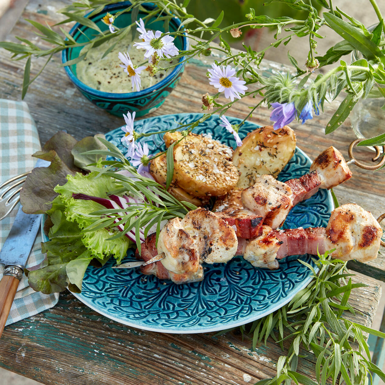 Kycklingspett med rökt sidfläsk och dragonmajonnäs