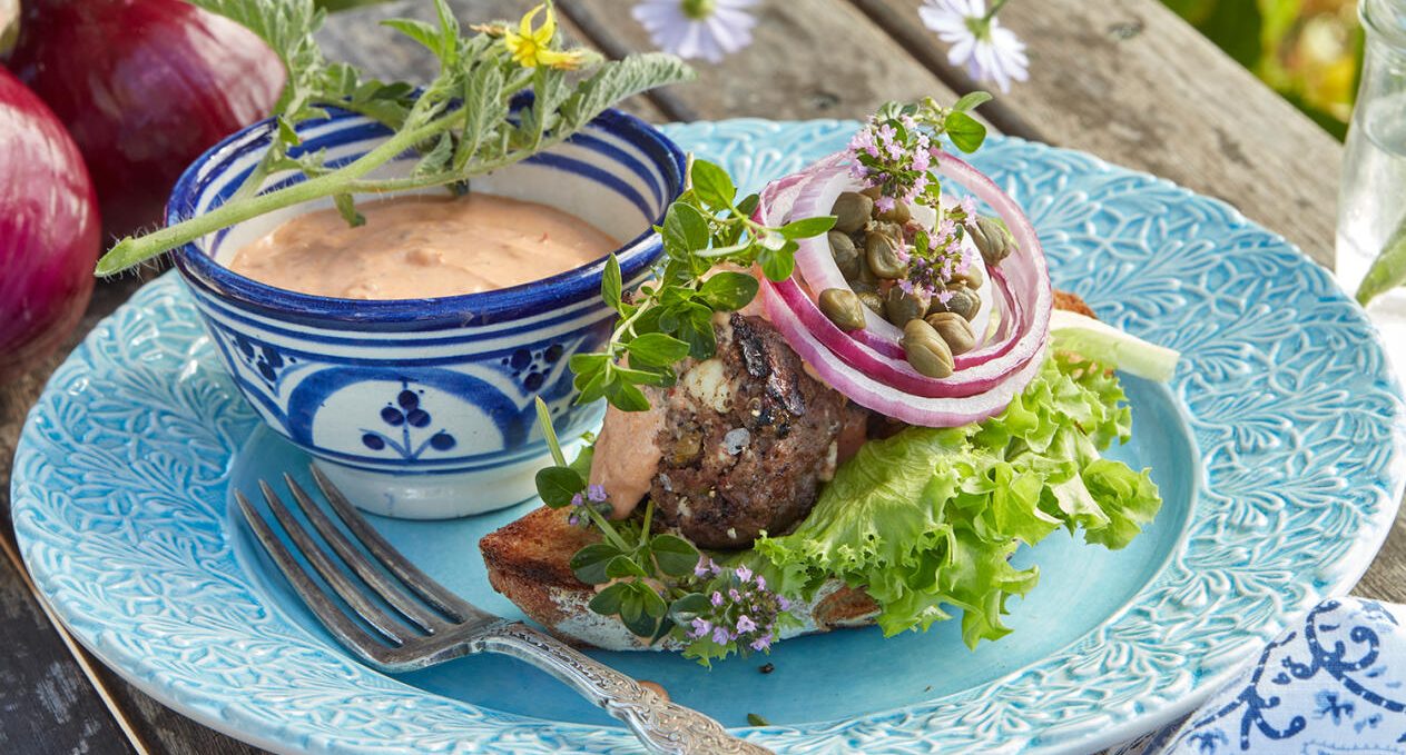 Fetafylld färsrulle med tapenade och tomatdressing
