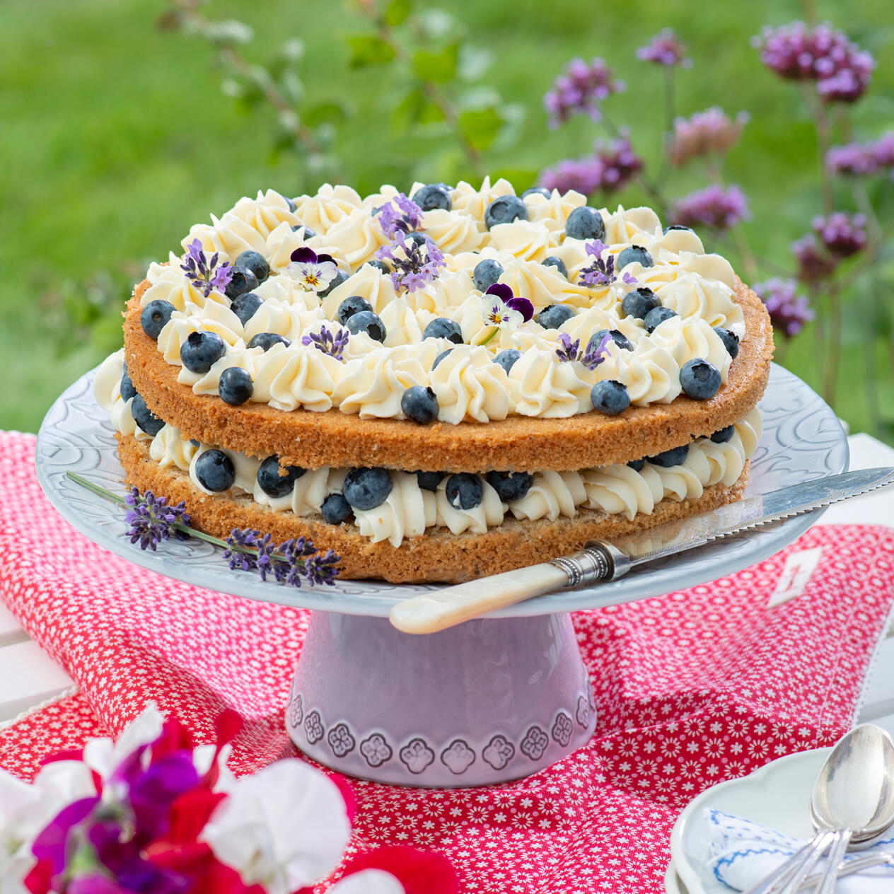 Nöttårta med blåbär