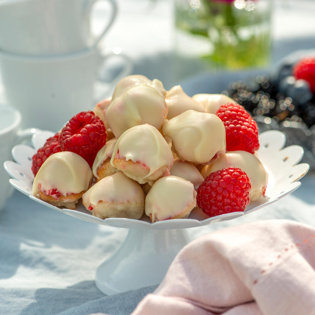 Hallonbiskvier med vit choklad