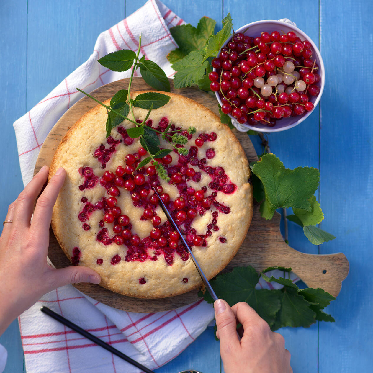 Vit kladdkaka med röda vinbär
