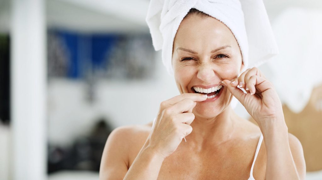 Använd tandtråd innan du borstar tänderna.