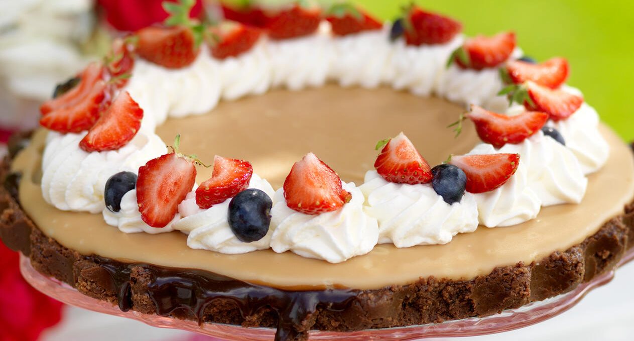 Chokladpaj med kola och bär