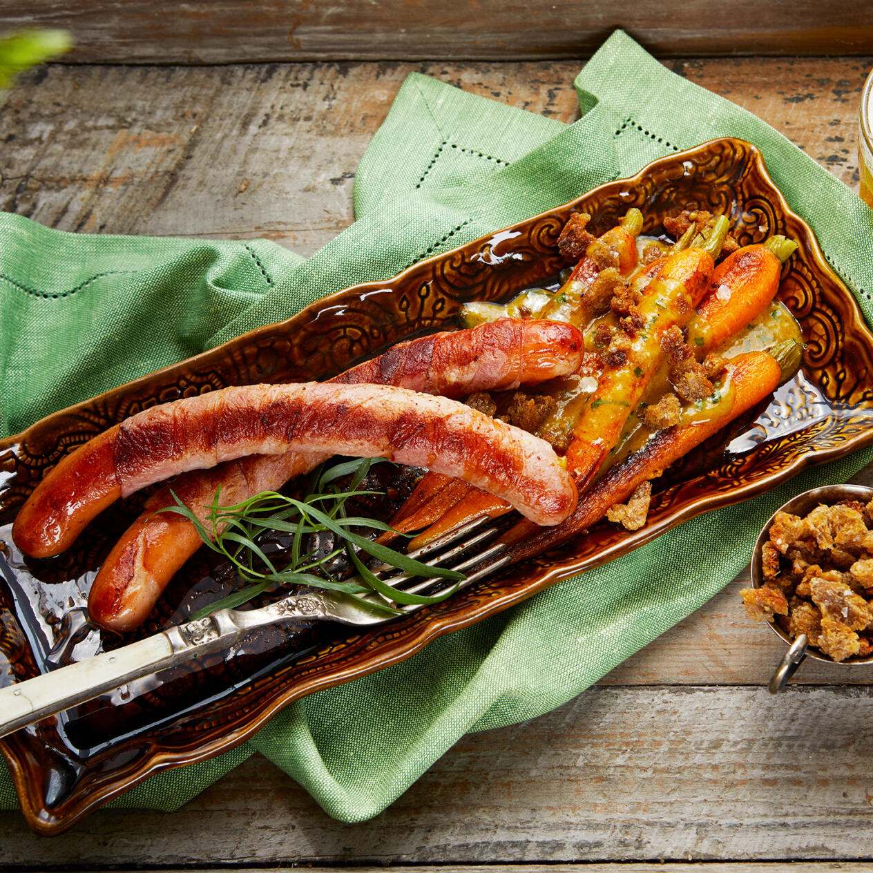 Baconlindad korv med dragonmorötter