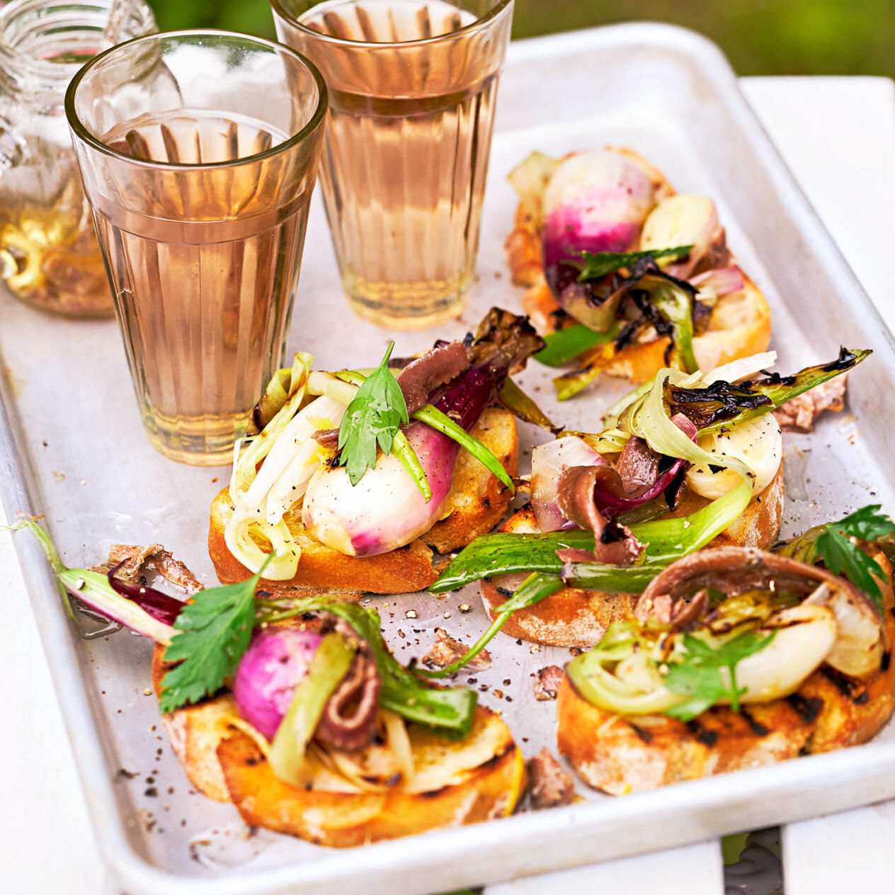 Crostini med färsk lök och sardellolja