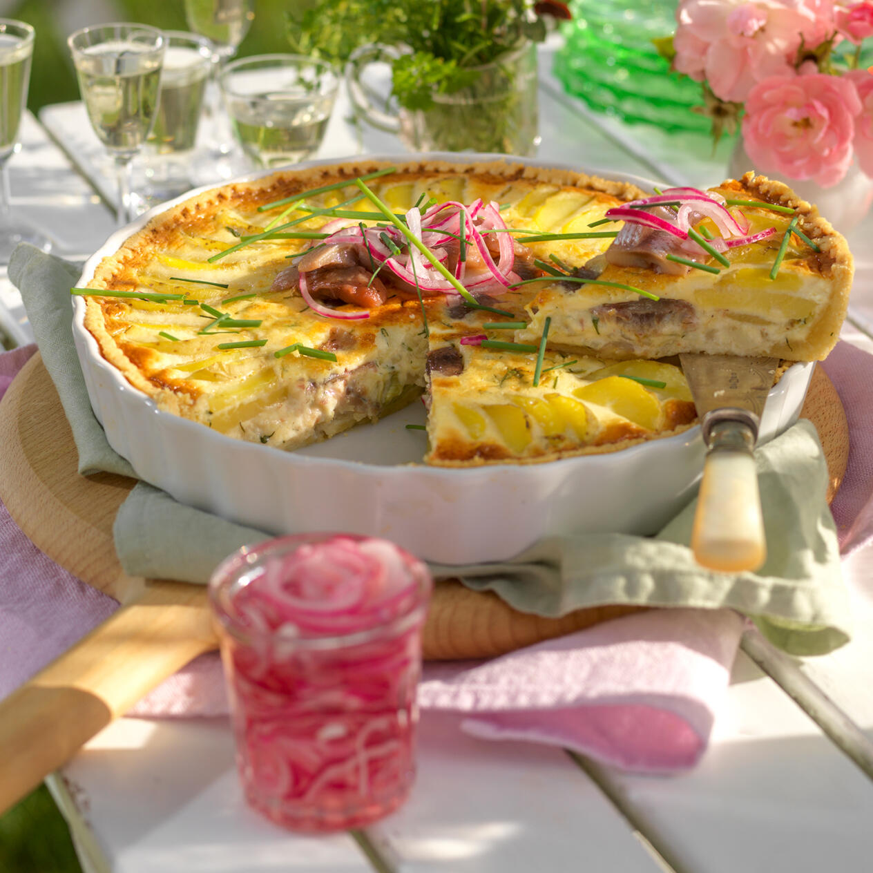 Potatispaj med matjessill och picklad rödlök