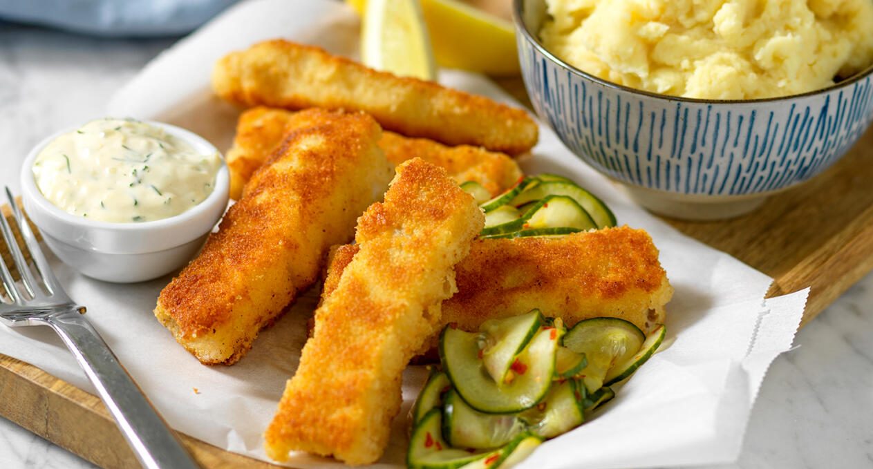 Fiskpinnar med chilipicklad gurka