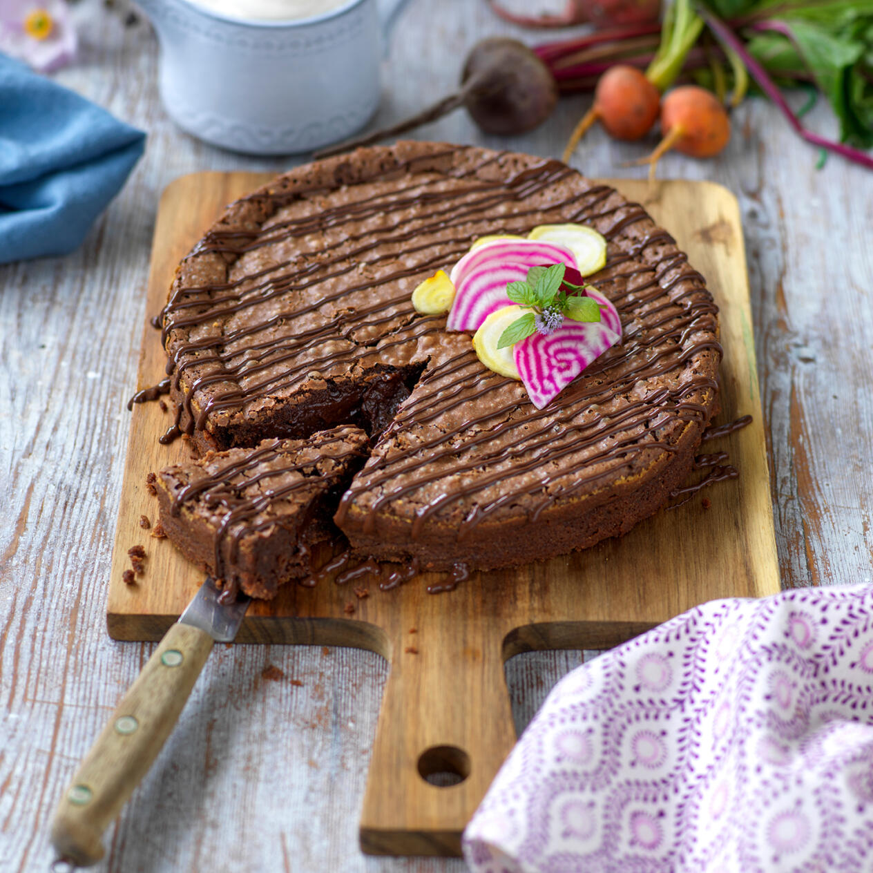 Kladdkaka med färska polkabetor
