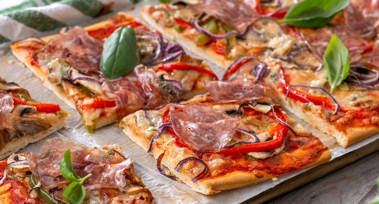 Pizza med gorgonzola och salami