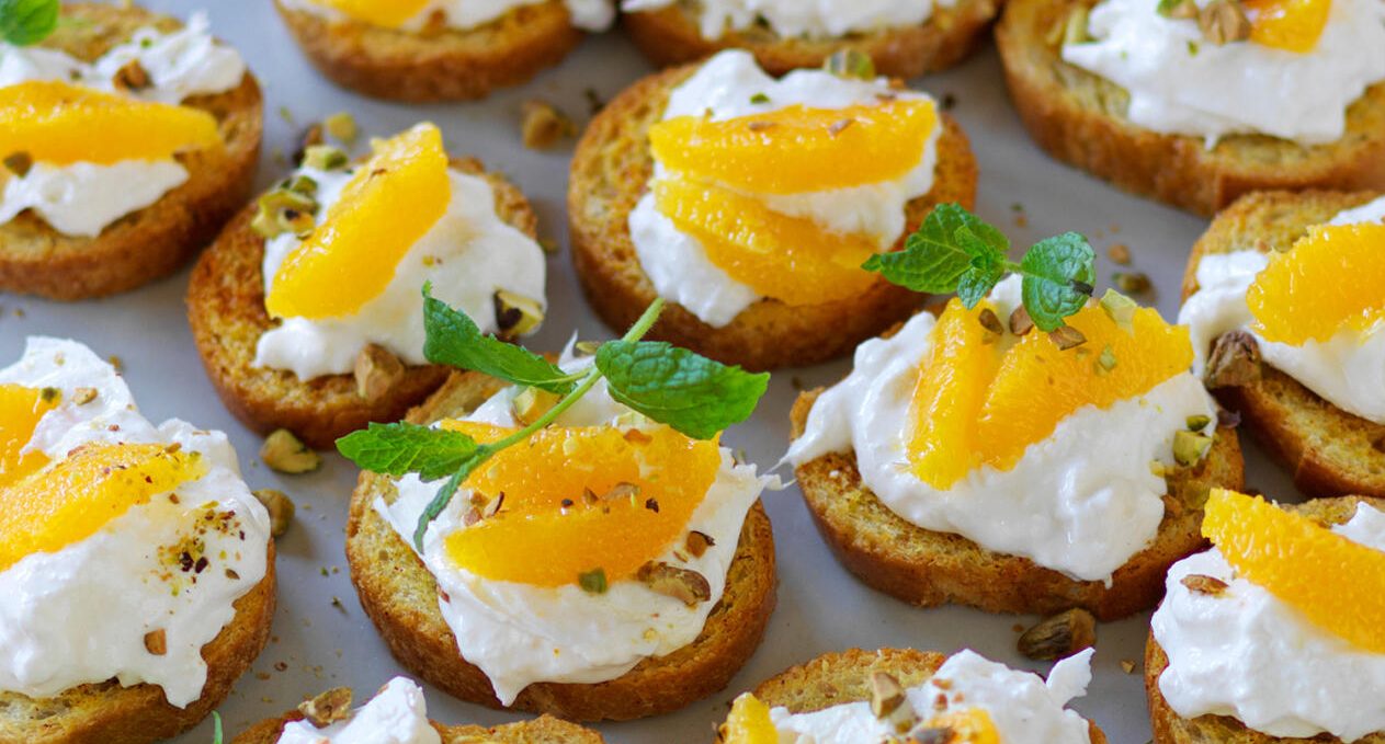 Saffranscrostini med burrata,  apelsin och nötter