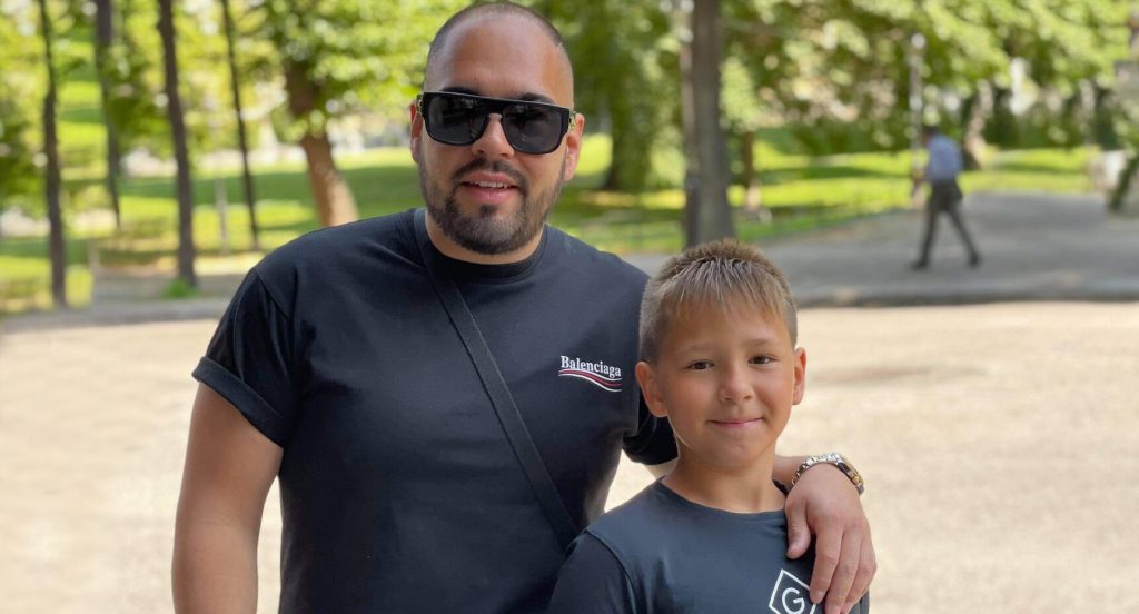 Andrés med sonen Emilio, som drabbades av diabetes när han var 4 år.