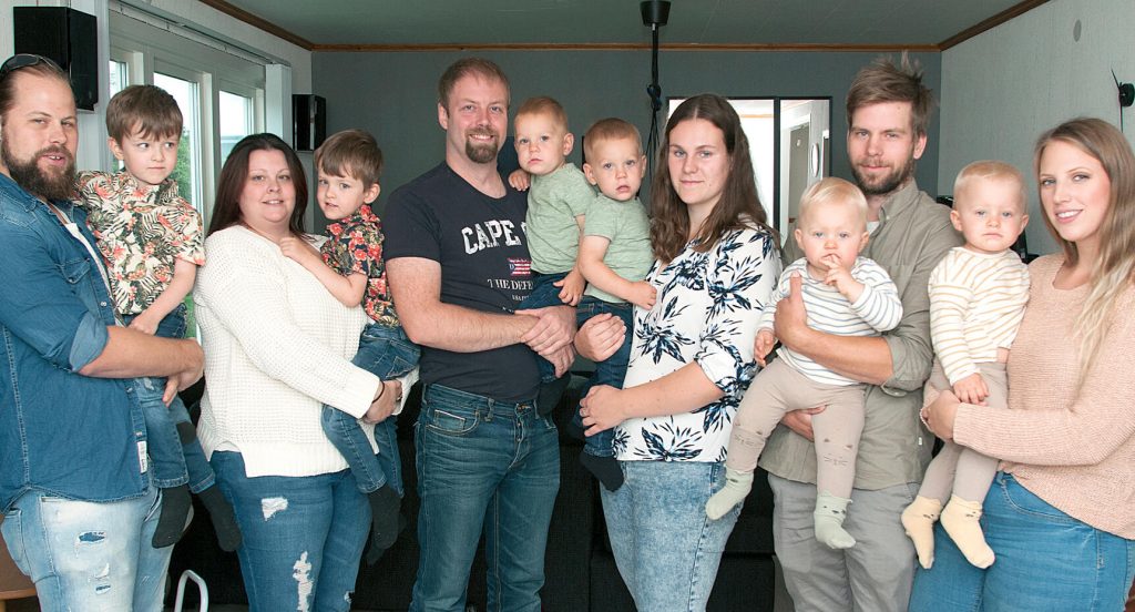 Kompisgänget ser nästan ut som en förskoleklass när de samlas!