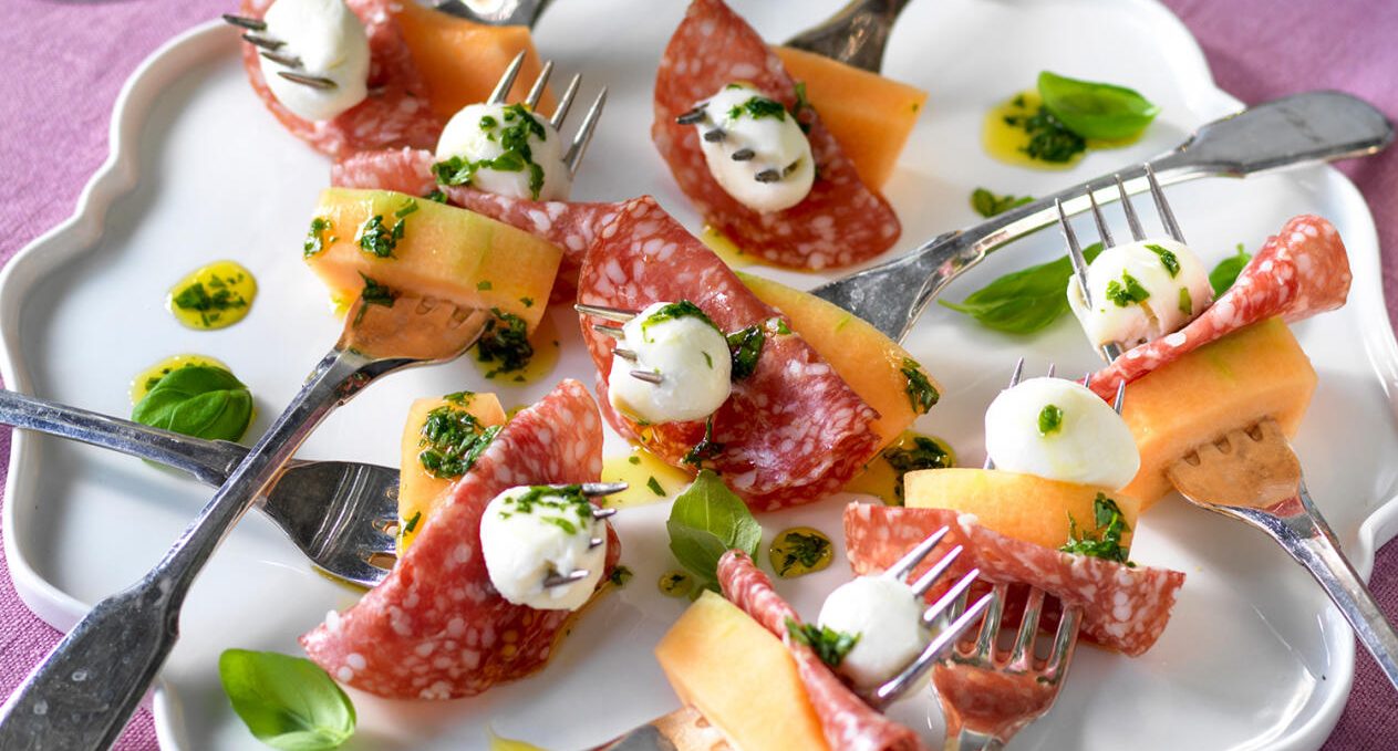 Tilltugg på gaffel med melon, salami och mozarella