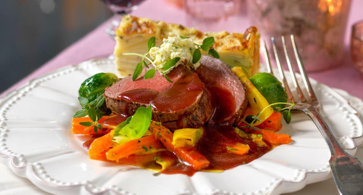 Oxfilé med ­madeirasås och ­potatisterrin