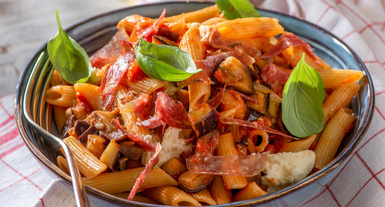 Pasta med ­aubergine, salami och mozzarella