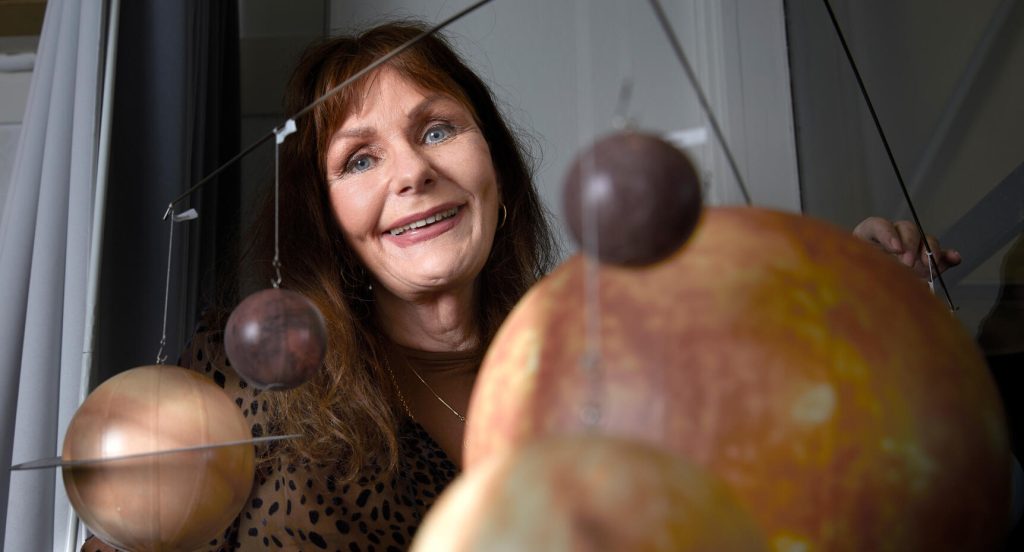 – Stjärnorna berättar allt för mig, säger Margareta Hedin.