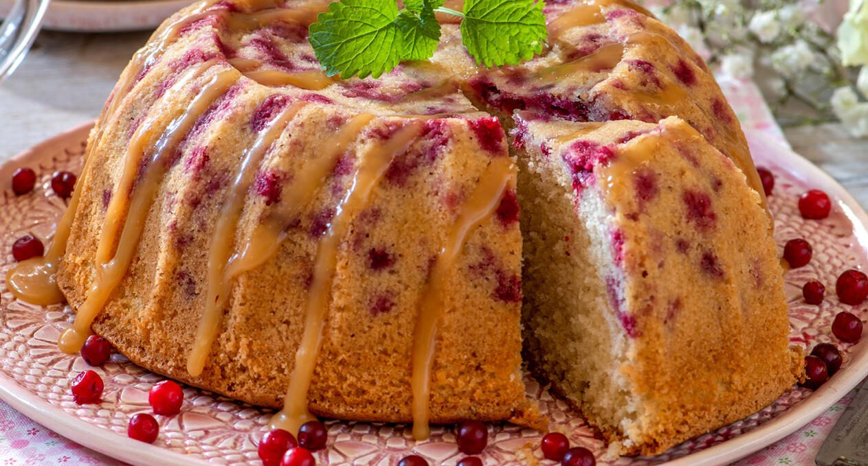 Sockerkaka med lingon och kolasås