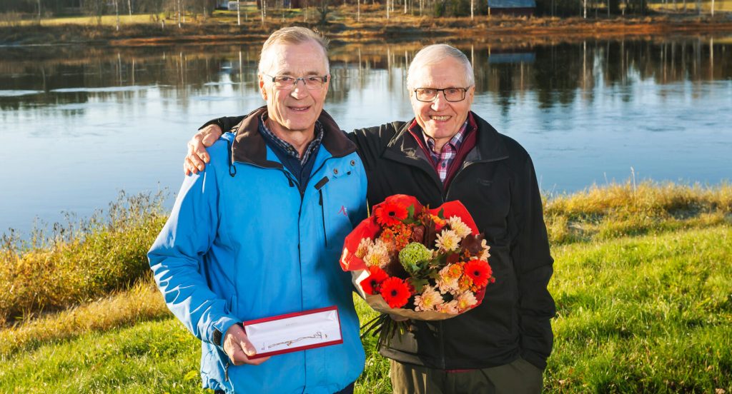 Björn Thörnqvist, till höger, kramar om sin räddare, Torbjörn ”Totte” Karlsson vid älven där dramat inträffade.