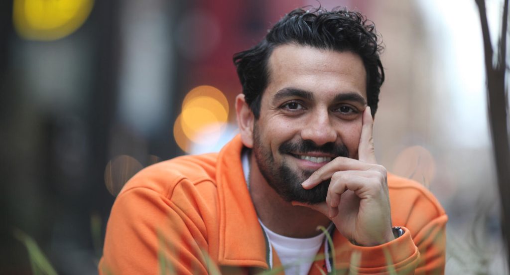 Nadim möter mycket rädsla och förtvivlan i samhället men är fast besluten att göra vad han kan för att hela det svenska samhället.