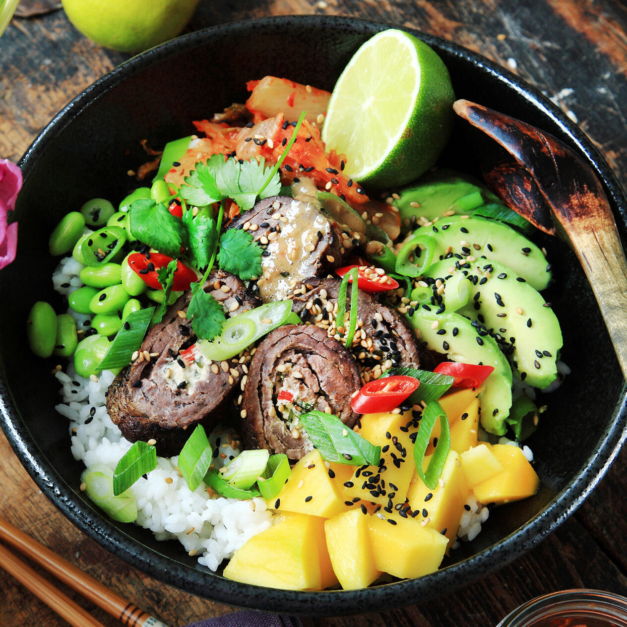 Lövbiffsbowl med sesamsås