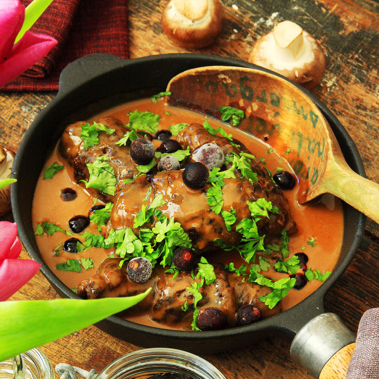 Svamp- och baconfyllda rullader i portersås