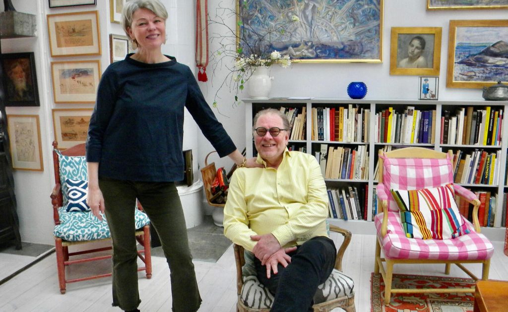 Hustrun Sanna och Claes tar emot i vardagsrummet på Villa Akleja. Här trängs parets många konstskatter.