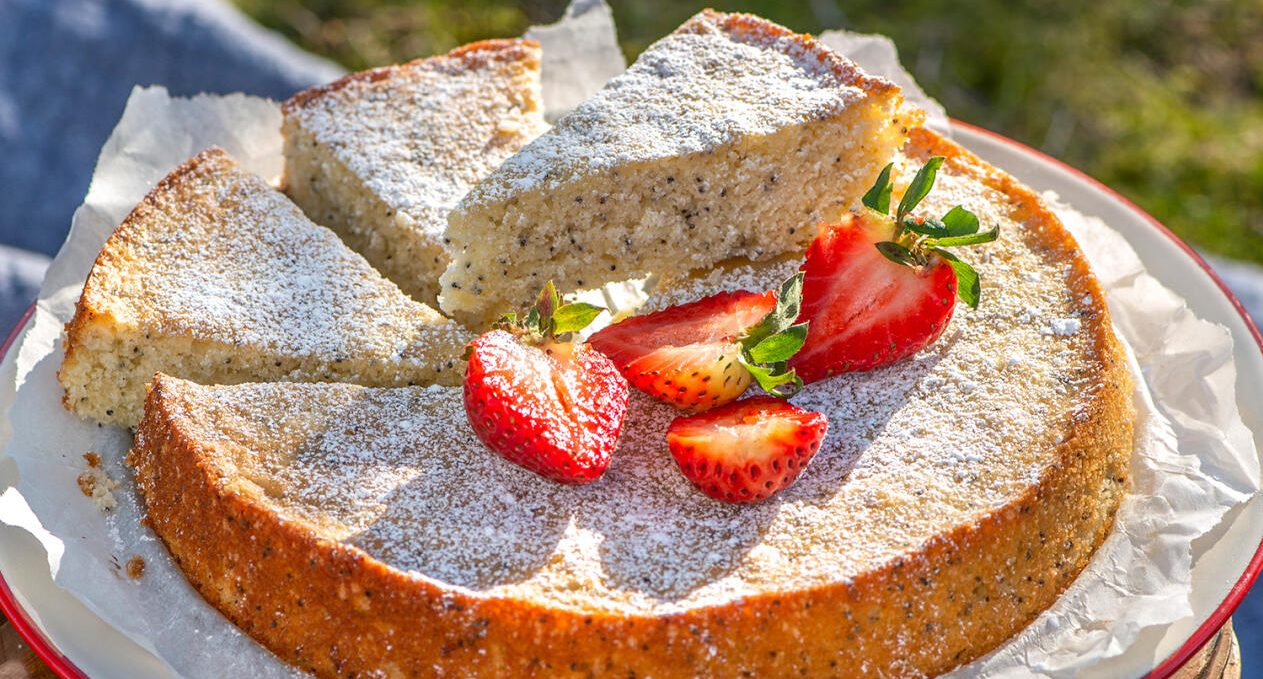 Sockerkaka med citron och blå vallmofrön