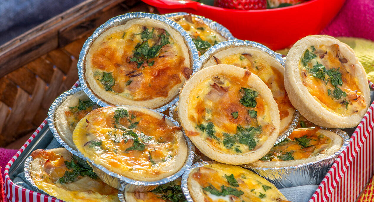 Små ost- och skinkpajer med svamp