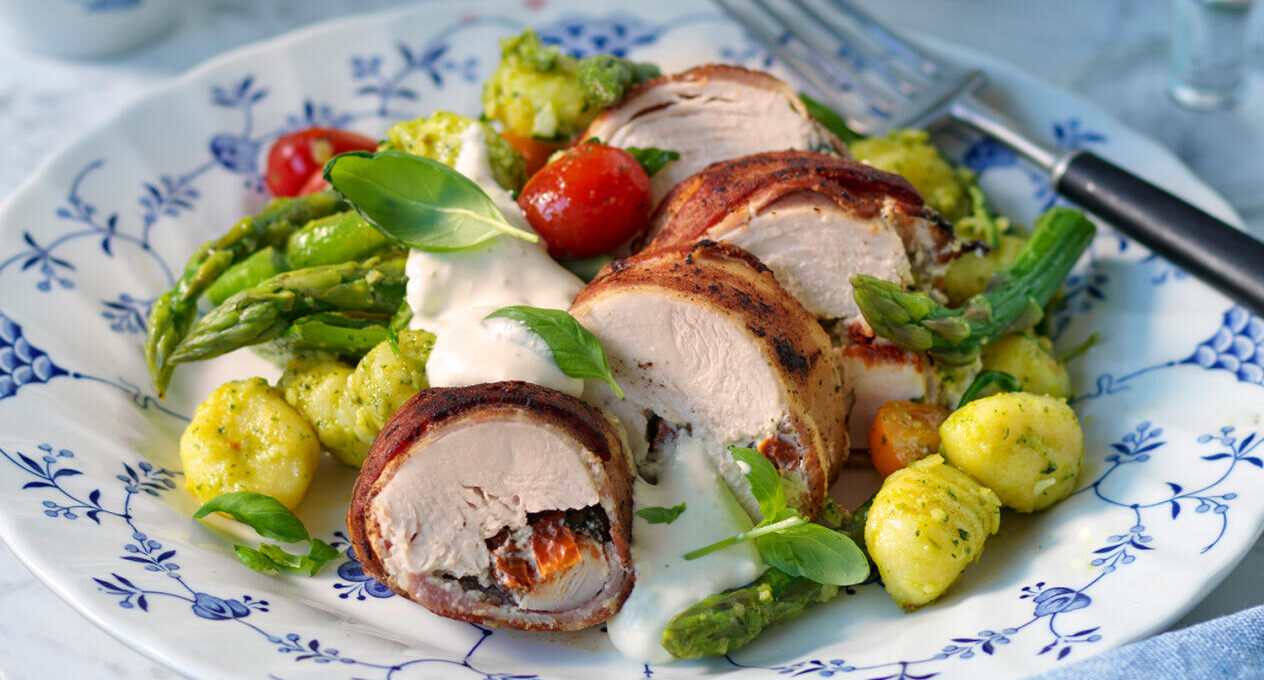 Fylld kycklingfilé med gnocchisallad och pestokräm