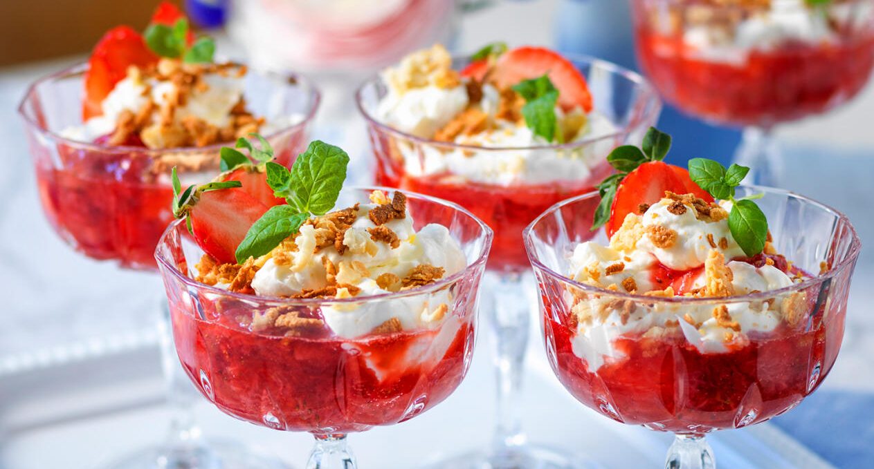 Jordgubbskompott med rostad mandelmassa