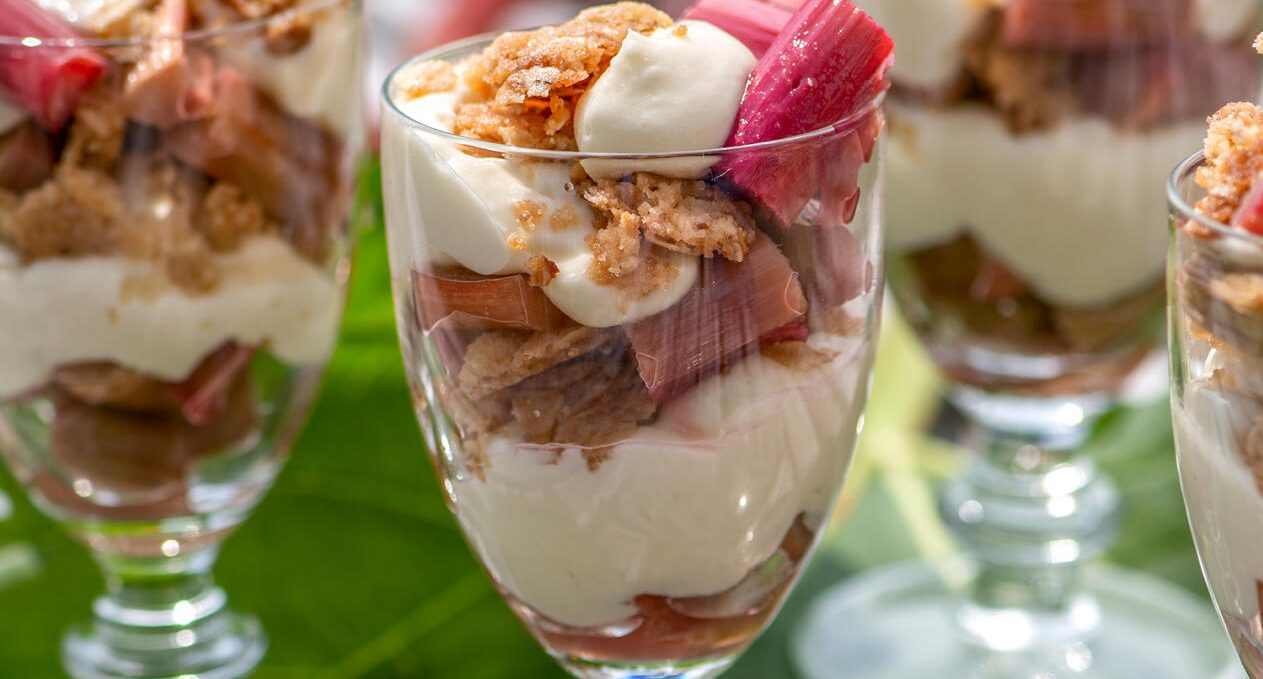 Vit chokladkräm med rabarber och havresmul