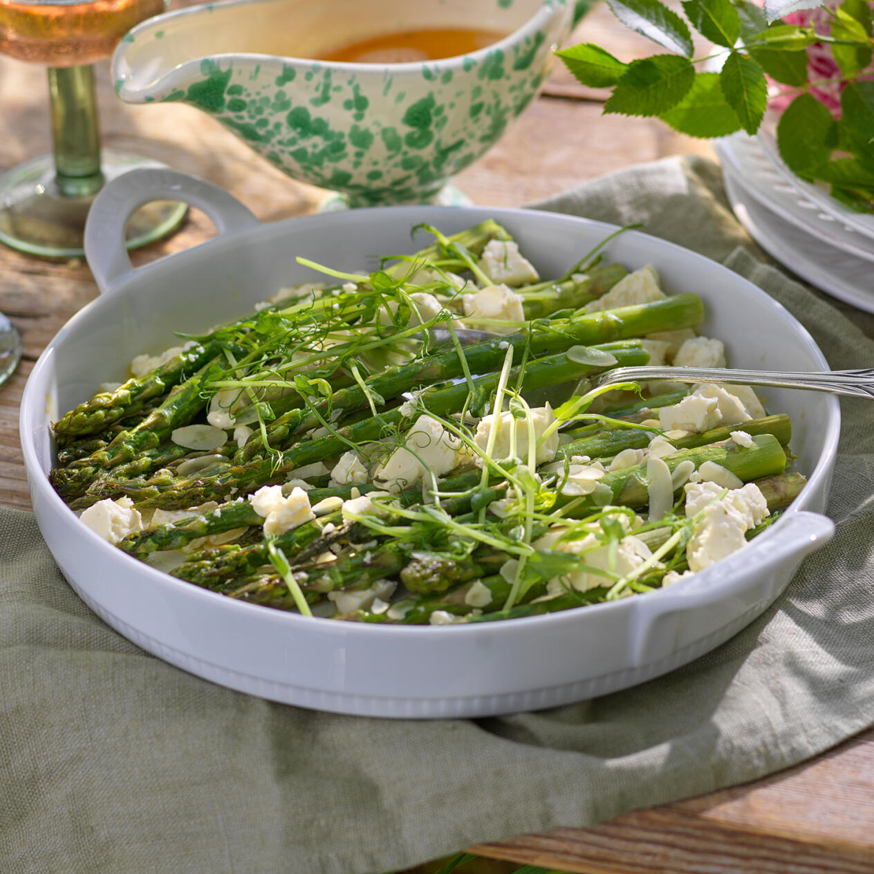 Rostad sparris med nötter och fetaost