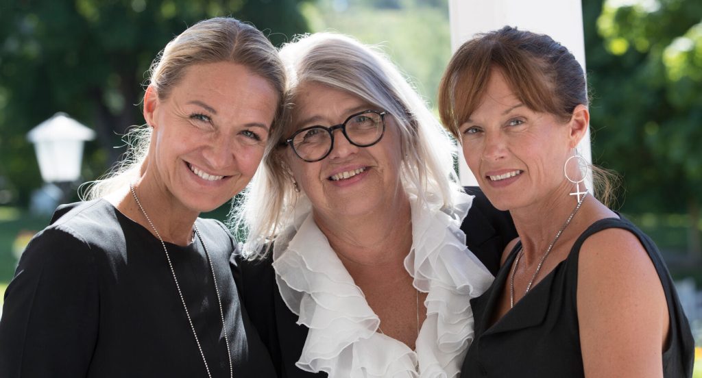 Kristin, Monica och Malin hyllar sin mamma med boken Vår mamma Lill-Babs.