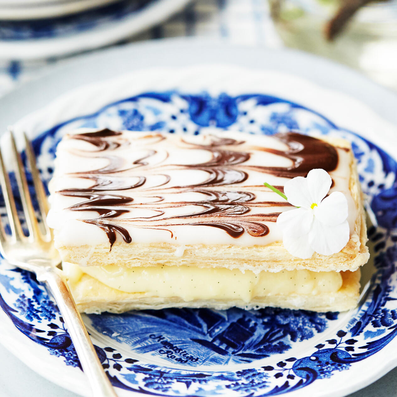 Napoleonbakelser med chokladglasyr