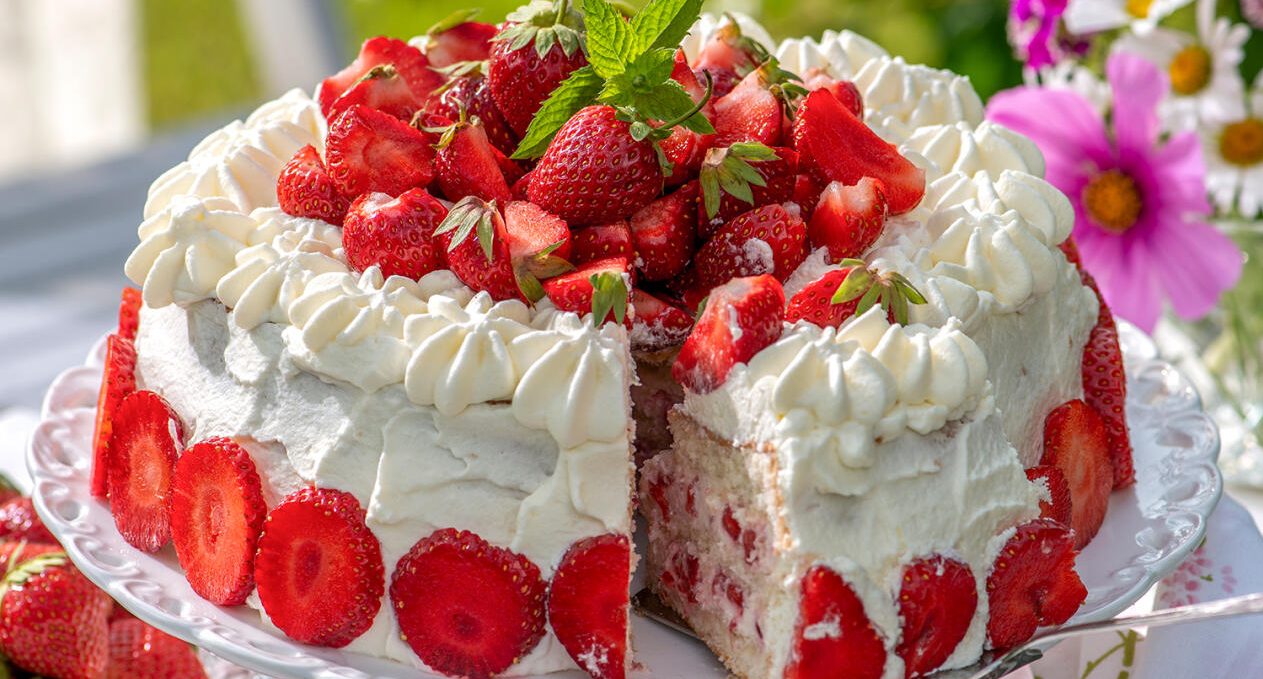 Klassisk jordgubbstårta