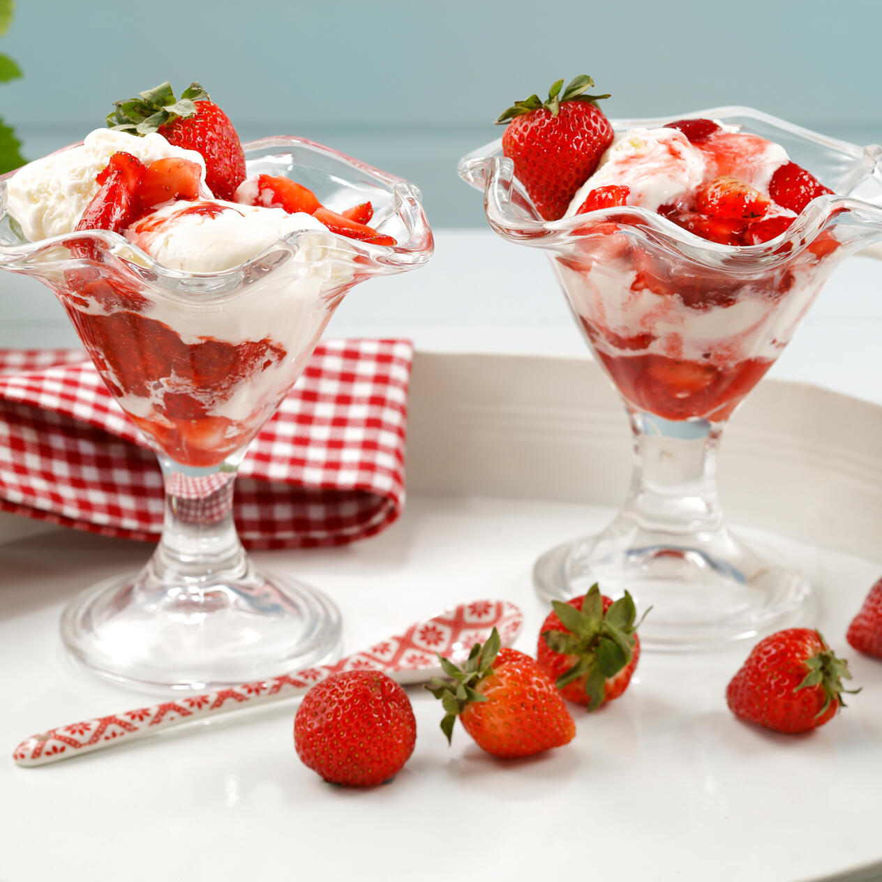 Glass med jordgubbssås