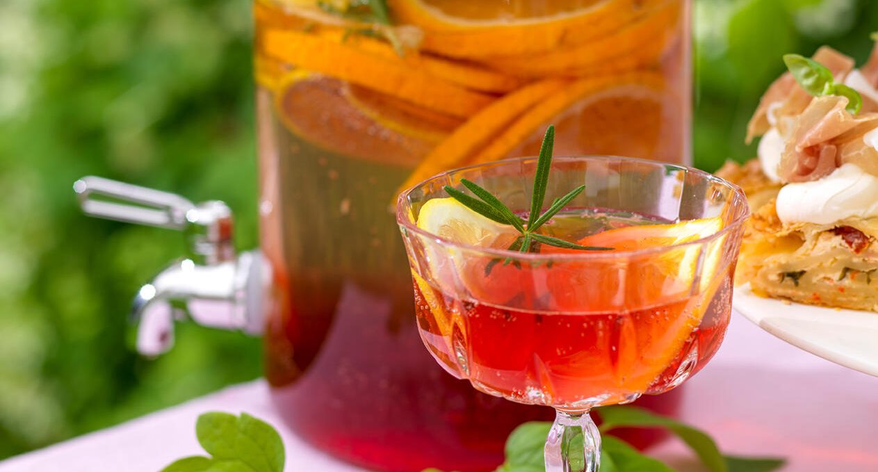 Rosésangria med rosenblad