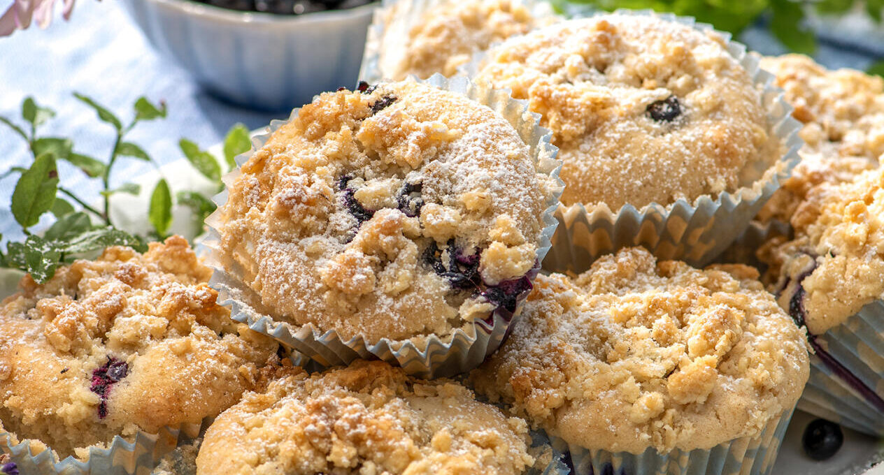 Glutenfria blåbärsmuffins med smultäcke
