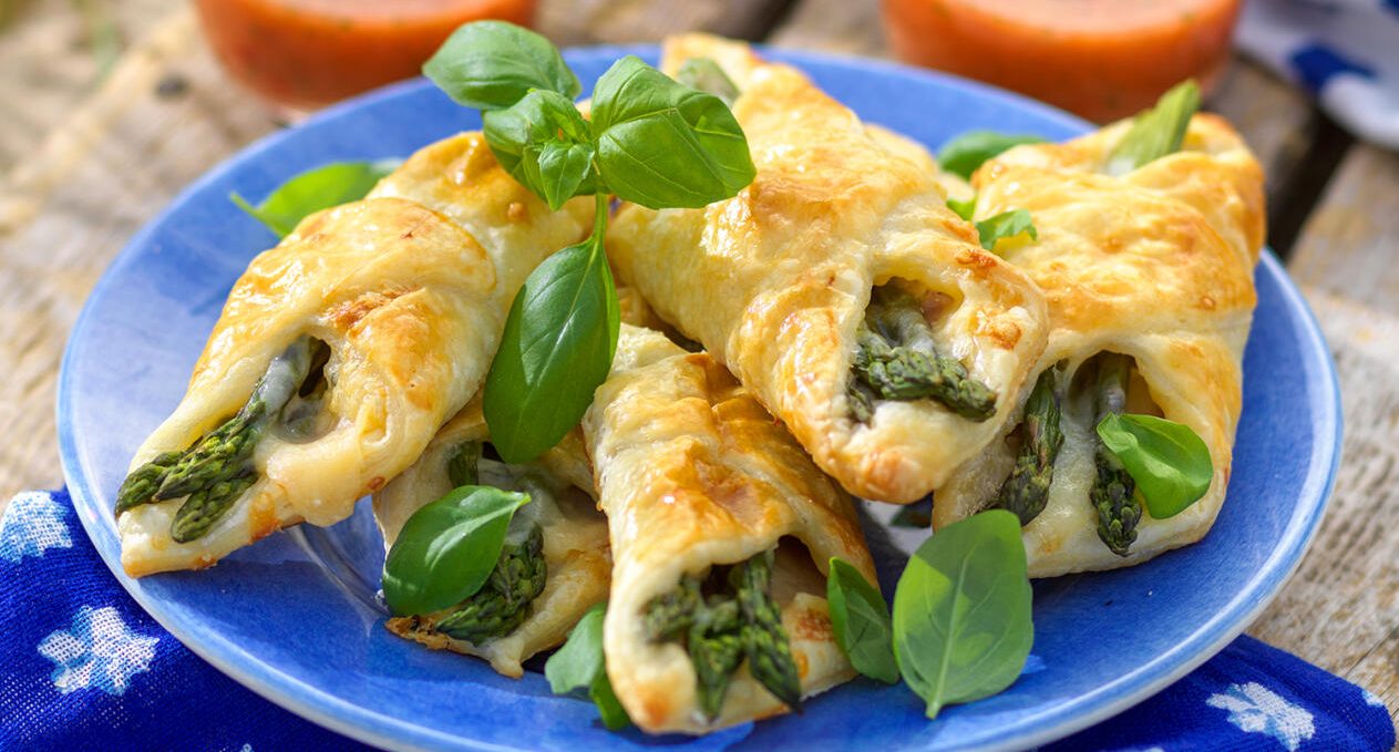 Smördegskuvert med sparris och salami