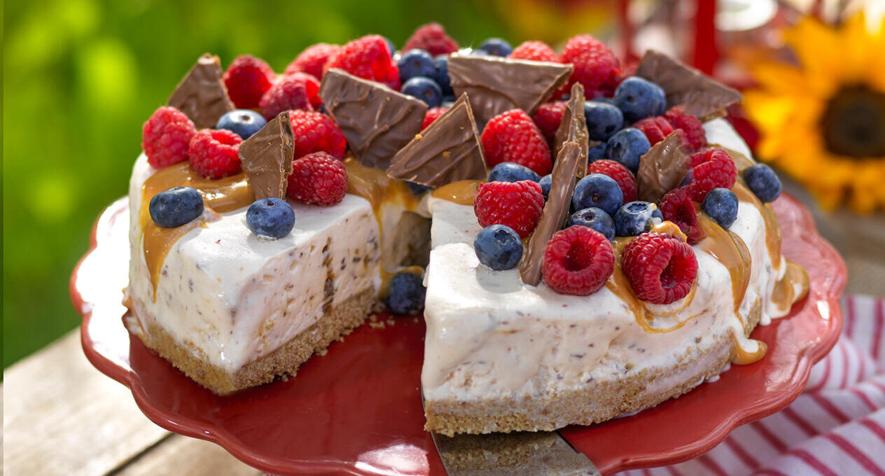 Daimcheesecake med hallon, blåbär och kolasås