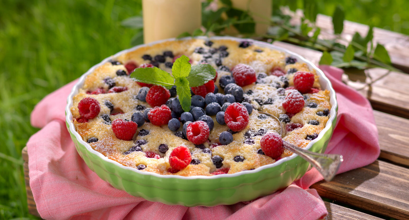 Mjuk mandelkaka med bär