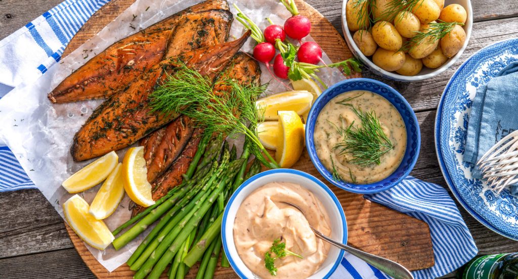 Rökt makrill med chiliaioli och hovmästarsås.