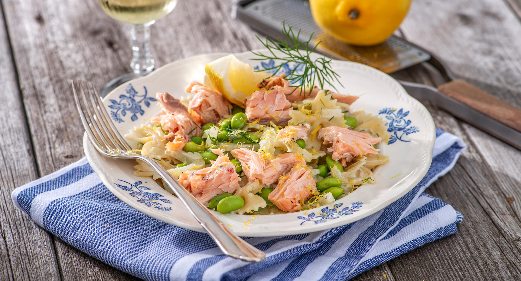 Krämig pasta med varmrökt lax