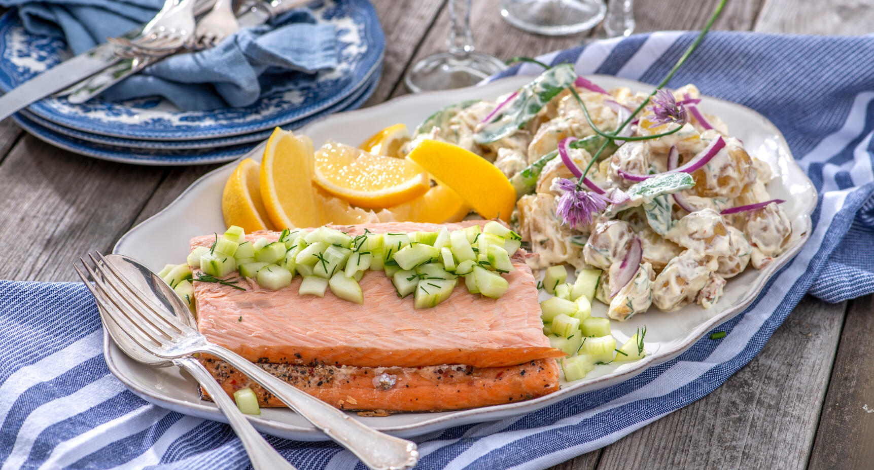Potatissallad med varmrökt lax och picklad gurka