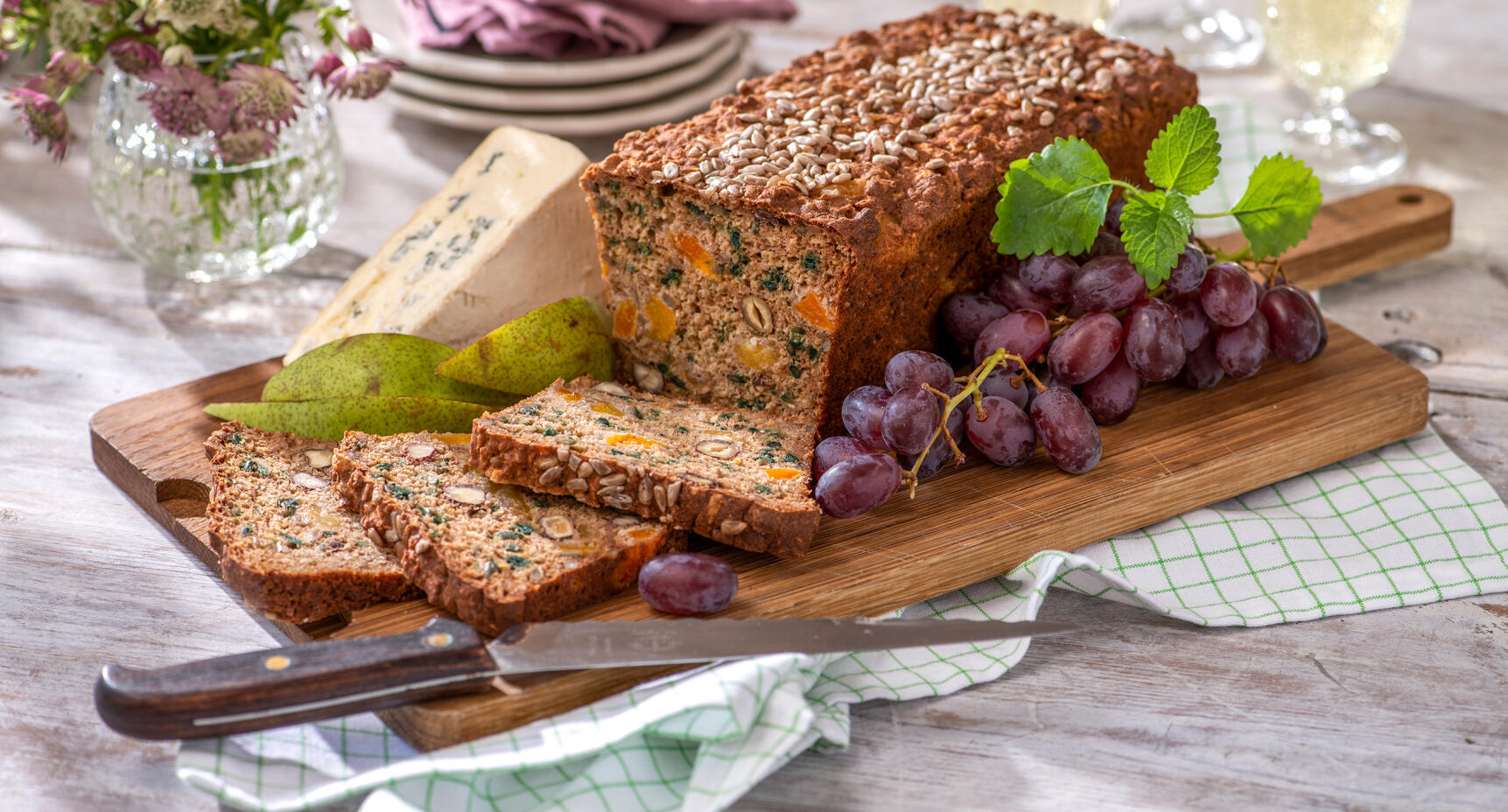 Filmjölkslimpa med aprikoser och nötter