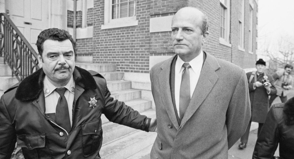 Claus von Bülow leds in i rätten, Newport Superior Court, efter att ha anklagats för mordförsök på sin rika fru Martha ”Sunny” Crawford von Bülow.