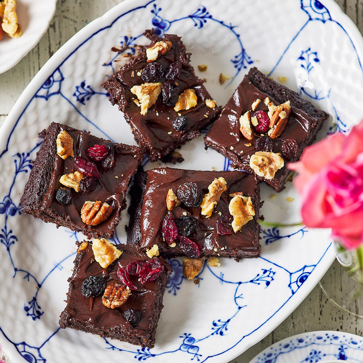 Chokladrutor med nötter och tranbär