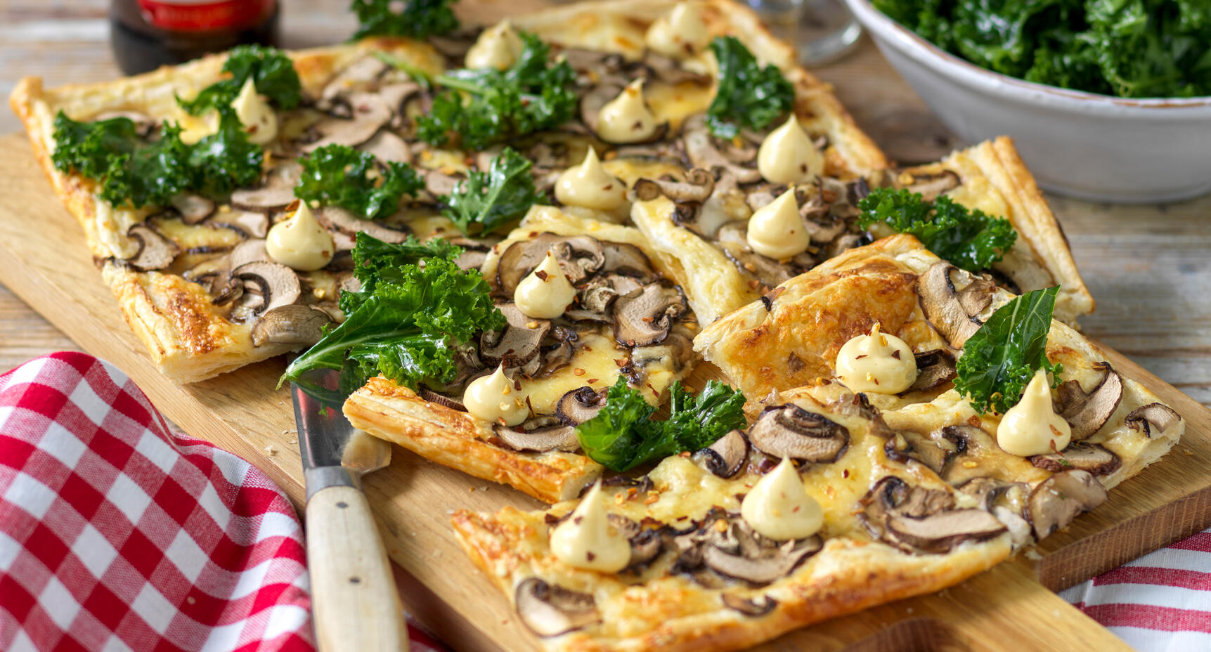 Smördegspizza med grönkål, svamp och tryffelmajo